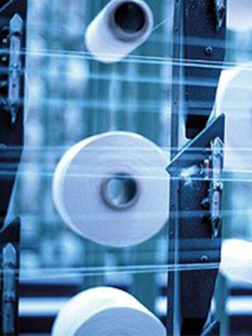 Yarn spools in automated textile machines for precise yarn guidance and efficient textile production
