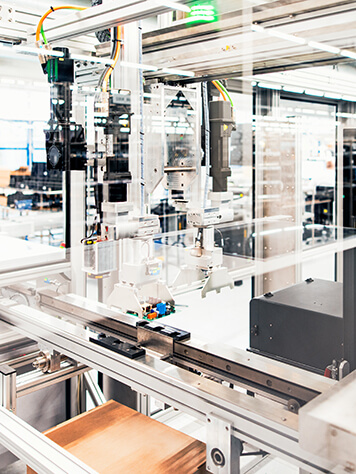 Production machine in motion. ​  Presentation of modular machine concepts.