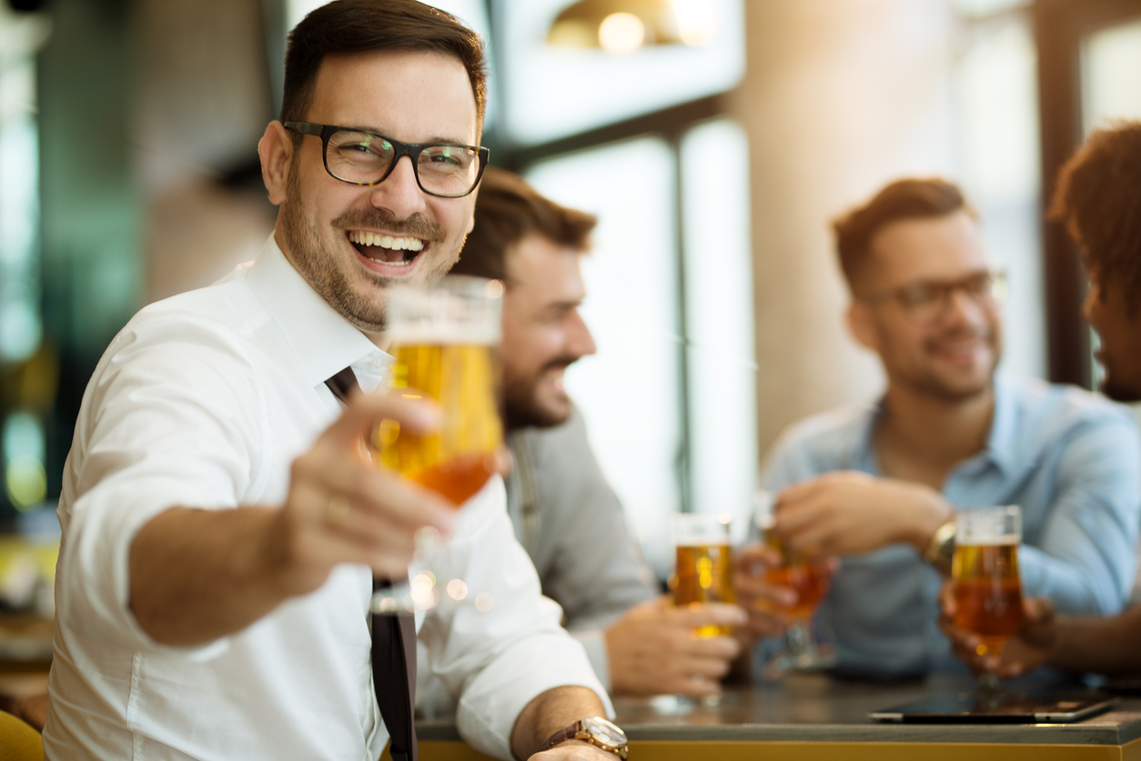 Geschäftsmänner sitzen bei einem Bier nach einem langen Tag